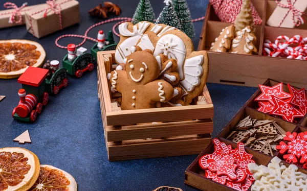 Weihnachtsbaum Holzspielzeug Weißen Und Roten Farben Lebkuchen Und Getrocknete Zitronen — Stockfoto