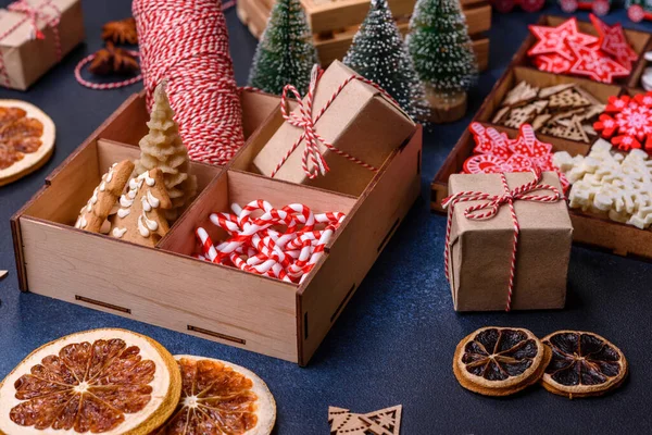 Noel ağacı ahşap oyuncakları beyaz ve kırmızı renklerde, zencefilli ekmek ve kurutulmuş limon ve greyfurt dilimleri Noel kompozisyonu kapsamında