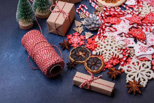 Noel Ağacı Ahşap Oyuncakları Beyaz Kırmızı Renklerde Zencefilli Ekmek Kurutulmuş — Stok fotoğraf