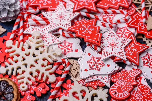 Árvore Natal Brinquedos Madeira Cores Brancas Vermelhas Pão Gengibre Limão — Fotografia de Stock