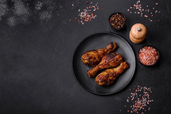 Baharat ve otlarla ızgara tavuk budu. Açık ateşte yemek pişirmek