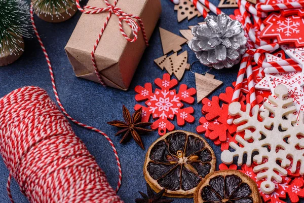 Noel Ağacı Ahşap Oyuncakları Beyaz Kırmızı Renklerde Zencefilli Ekmek Kurutulmuş — Stok fotoğraf