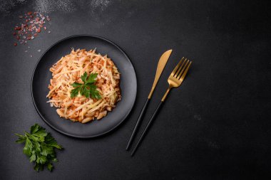 Domates soslu makarna, tavuklu domates, maydanozla süslenmiş beton zemin.