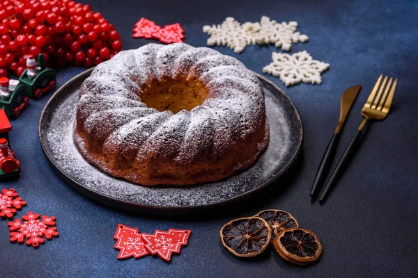 Домашний Вкусный Круглый Рождественский Пирог Красными Ягодами Керамической Пластине Темно — стоковое фото