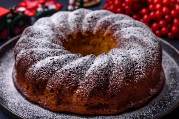 Hausgemachte Leckere Runde Weihnachtskuchen Mit Roten Beeren Auf Einem Keramikteller — Stockfoto