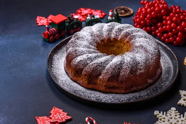 Hausgemachte Leckere Runde Weihnachtskuchen Mit Roten Beeren Auf Einem Keramikteller — Stockfoto