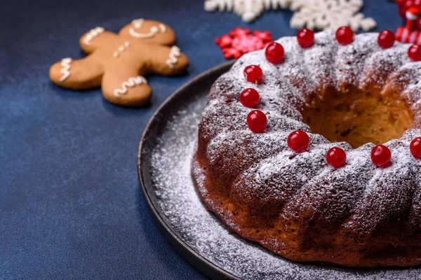 Hausgemachte Leckere Runde Weihnachtskuchen Mit Roten Beeren Auf Einem Keramikteller — Stockfoto