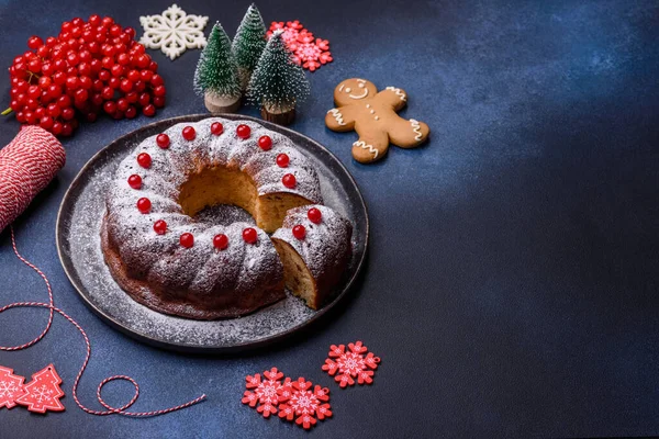 Hausgemachte Leckere Runde Weihnachtskuchen Mit Roten Beeren Auf Einem Keramikteller — Stockfoto