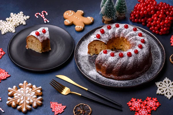 Zelfgemaakte Heerlijke Ronde Kersttaart Met Rode Bessen Een Keramische Plaat — Stockfoto