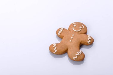 Noel manzarası, oyuncaklar, zencefilli kurabiye ve beyaz arka planda diğer Noel ağacı süslemeleri. Tatil için hazırlanıyor.