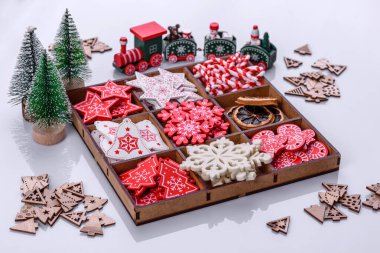 Noel manzarası, oyuncaklar, zencefilli kurabiye ve beyaz arka planda diğer Noel ağacı süslemeleri. Tatil için hazırlanıyor.