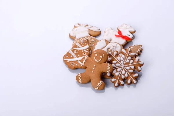 Elemente Der Weihnachtslandschaft Spielzeug Lebkuchen Und Anderer Weihnachtsbaumschmuck Auf Weißem — Stockfoto