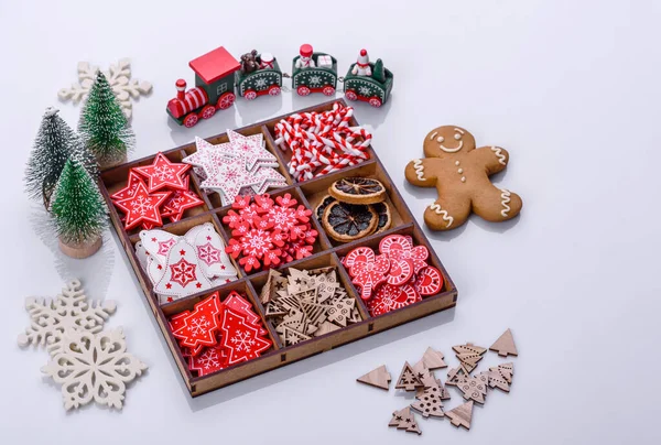 Elementos Cenário Natal Brinquedos Pão Gengibre Outras Decorações Árvore Natal — Fotografia de Stock