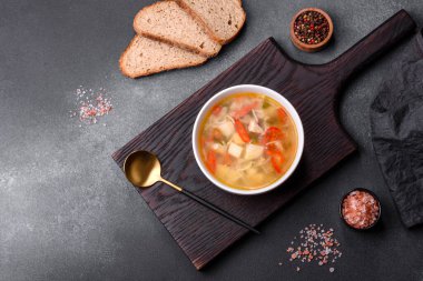 Şehriyeli tavuk çorbası ve sebzeler kırsal beton arka planda. Ev yapımı sağlıklı yemek.