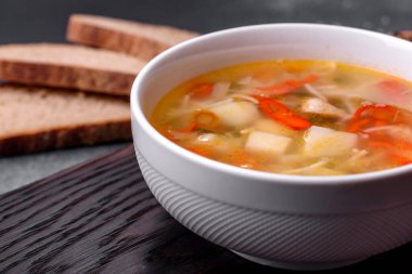 Şehriyeli tavuk çorbası ve sebzeler kırsal beton arka planda. Ev yapımı sağlıklı yemek.