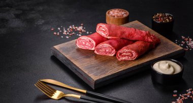 Üzerine pancar suyu, peynir ve yumurta konmuş koyu beton bir zemin üzerinde leziz kırmızı krepler.