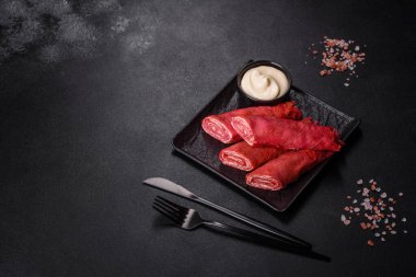 Üzerine pancar suyu, peynir ve yumurta konmuş koyu beton bir zemin üzerinde leziz kırmızı krepler.