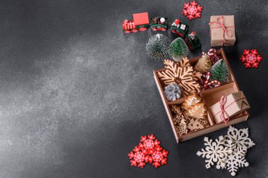 Yeni yıl oyuncakları ve dekorasyonları koyu beton arka planda. Noel kutlamaları için eve gidiyorum.
