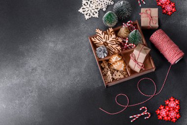 Yeni yıl oyuncakları ve dekorasyonları koyu beton arka planda. Noel kutlamaları için eve gidiyorum.