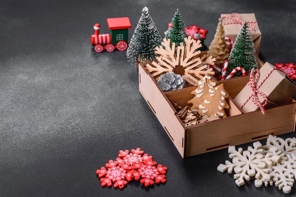 Újévi Játékok Dekorációk Sötét Beton Alapon Hazafelé Készülök Karácsonyi Ünnepségre — Stock Fotó