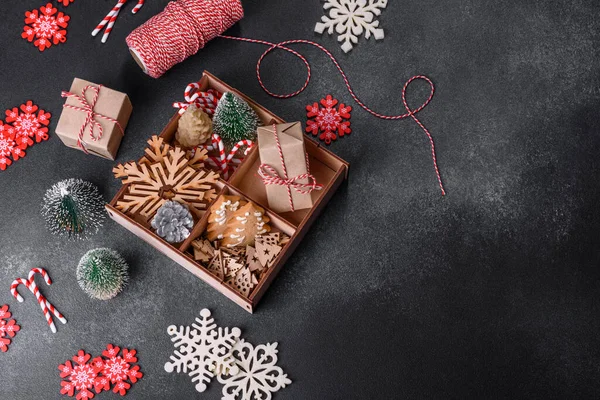 Yeni Yıl Oyuncakları Dekorasyonları Koyu Beton Arka Planda Noel Kutlamaları — Stok fotoğraf