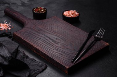 Beton bir masada siyah çatal bıçak takımı. Yemek masası hazırlığı