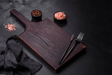 Beton bir masada siyah çatal bıçak takımı. Yemek masası hazırlığı