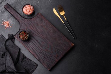 Beton bir masada siyah çatal bıçak takımı. Yemek masası hazırlığı