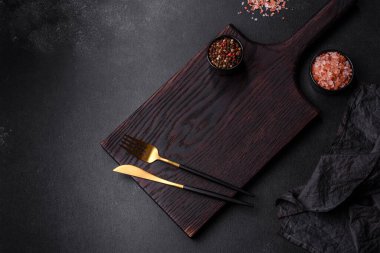 Beton bir masada siyah çatal bıçak takımı. Yemek masası hazırlığı