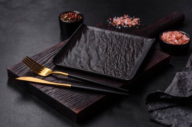 Beton bir masada siyah çatal bıçak takımı. Yemek masası hazırlığı