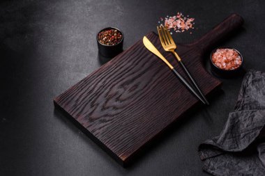 Beton bir masada siyah çatal bıçak takımı. Yemek masası hazırlığı