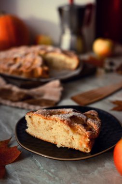 Beyaz arka planda ev yapımı elmalı turta, üst manzara, kopyalama alanı. Klasik sonbahar Şükran Günü tatlısı.