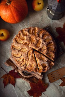 Beyaz arka planda ev yapımı elmalı turta, üst manzara, kopyalama alanı. Klasik sonbahar Şükran Günü tatlısı.
