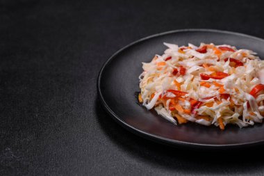 Lezzetli taze vejetaryen salatası, beyaz lahana, havuç ve zeytinyağlı kırmızı biber. Sağlıklı yemek.