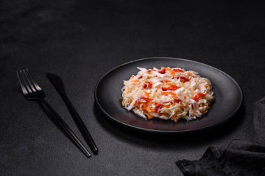 Lezzetli taze vejetaryen salatası, beyaz lahana, havuç ve zeytinyağlı kırmızı biber. Sağlıklı yemek.