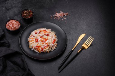 Lezzetli taze vejetaryen salatası, beyaz lahana, havuç ve zeytinyağlı kırmızı biber. Sağlıklı yemek.