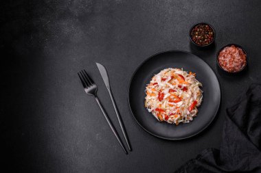 Lezzetli taze vejetaryen salatası, beyaz lahana, havuç ve zeytinyağlı kırmızı biber. Sağlıklı yemek.