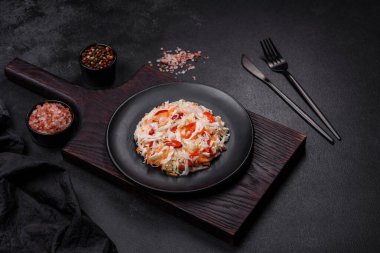 Lezzetli taze vejetaryen salatası, beyaz lahana, havuç ve zeytinyağlı kırmızı biber. Sağlıklı yemek.