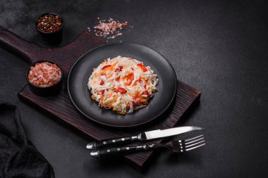 Lezzetli taze vejetaryen salatası, beyaz lahana, havuç ve zeytinyağlı kırmızı biber. Sağlıklı yemek.