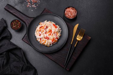 Lezzetli taze vejetaryen salatası, beyaz lahana, havuç ve zeytinyağlı kırmızı biber. Sağlıklı yemek.