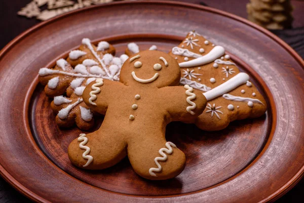 Hermoso Pan Jengibre Plato Cerámica Marrón Con Decoraciones Árboles Navidad — Foto de Stock