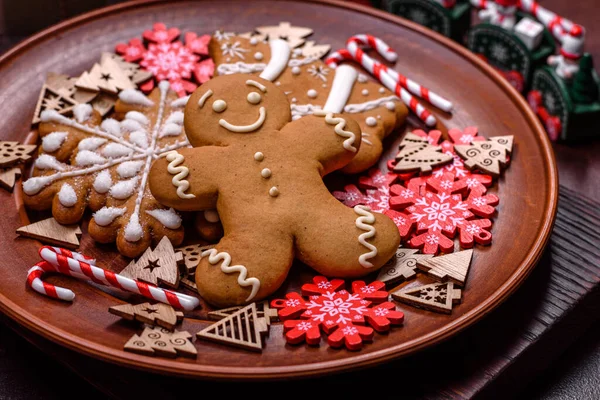 Prachtige Peperkoek Een Bruine Keramische Plaat Met Kerstboomdecoraties Een Donkere — Stockfoto