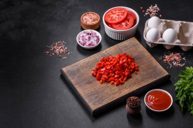 Shakshuka yapmak için malzemeler, domates soslu sahanda yumurta, tatlı biber, sarımsak, soğan, baharat ve bitki. Yürekli ve lezzetli kahvaltı.