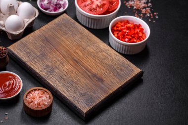 Shakshuka yapmak için malzemeler, domates soslu sahanda yumurta, tatlı biber, sarımsak, soğan, baharat ve bitki. Yürekli ve lezzetli kahvaltı.