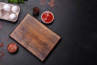 Shakshuka yapmak için malzemeler, domates soslu sahanda yumurta, tatlı biber, sarımsak, soğan, baharat ve bitki. Yürekli ve lezzetli kahvaltı.