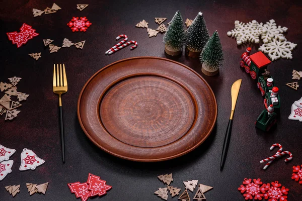 圣诞装饰元素以及在棕色混凝土背景上的姜饼 准备一个节日餐桌 — 图库照片