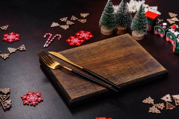 圣诞装饰元素以及在棕色混凝土背景上的姜饼 准备一个节日餐桌 — 图库照片