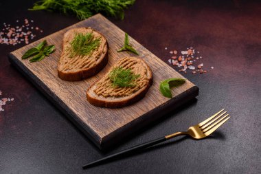 Tavuk ciğeri ezmesi ve ahşap bir tahta üzerinde beton zemin.