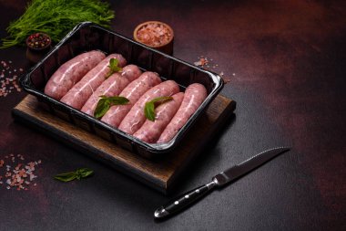 Baharatlı ve otlu çiğ ızgara sosis. Metnin için boş yer