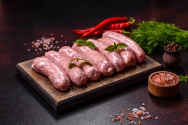 Baharatlı ve otlu çiğ ızgara sosis. Metnin için boş yer